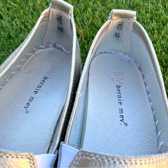 bernie mev. Metallic Gold Star Slip-On Loafers, size EU 37 (US 6-7) - Picture 6 of 13